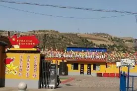 殴打初三女生的校长已被停职，女生妈妈：孩子犯错，你也不能打图片