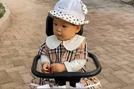 哥哥带妹妹遛弯突然内急，为安心上厕所，竟贴出“告示”保护妹妹图片