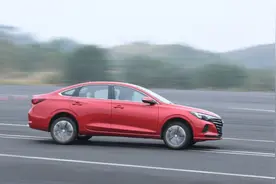 逸动PLUS百万版上市，全新1.6L+CVT车型硬刚合资图片