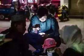 男子花500捡漏买块小翡翠原石玩玩，没想到竟爆出个冰阳绿！图片