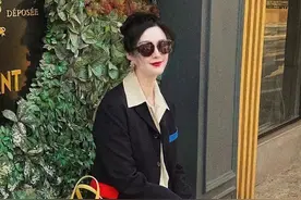 范冰冰颜值终于美回巅峰状态！路人镜头下肤白貌美，穿西装好少女图片