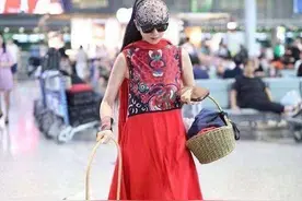 杨丽萍和男徒弟一起旅行，为了拉近年龄差，她的穿搭真是太刻意了图片