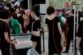 老人疯拿超市20多个塑料袋 被拦后撒泼打人 超市员工：限领3个视频封面