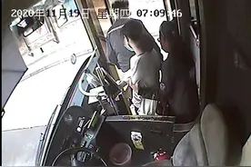 早高峰，女孩在公交车上突然晕倒，接下来这一幕让人感动图片