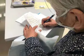 看哭！64岁儿子确诊，90岁母亲陪护4天4夜，留言“要坚强”图片