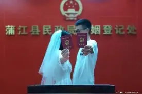 甜蜜暴击 | 一张小小结婚证见证过往今昔的爱情图片