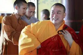 释永信的袈裟有多奢华？翡翠装饰、金线缝制，敢问四大皆空哪去了图片