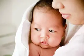 婴儿不让人抱，别再以为他是在害羞，其实是在恐惧图片