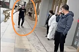 外国人又在我们地面上撒野了：爆粗口，还砸人！这次陕西没惯着图片