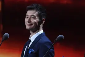 黄晓明李佳琦直播的榨汁杯火了，3秒卖光8800台，网友：都抢不到图片