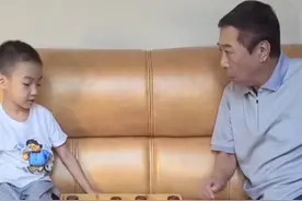 63岁冯巩与孙子下象棋，爷孙俩侧脸超级像，网友：冯巩后继有人图片