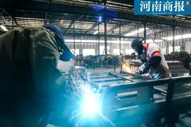 河南县城夫妻创业，将电动车作坊做成了千万级产业！员工每天开车来上班图片