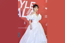 没有好身材就别凹时尚人设？沈月红毯秀天鹅颈，却暴露虎背熊腰？图片