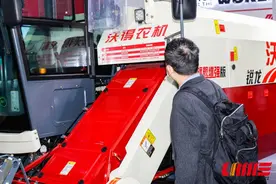 国际农机展上12款履带全喂入联合收割机（含价格）图片