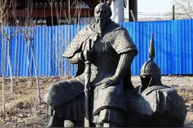 将军上厕所时发现一群蚂蚁搬东西，于是下令：赶紧撤退，违令者斩图片