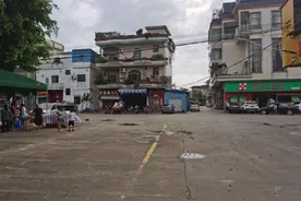 风暴眼中的罗水村：狗绳绊倒老人出殡，遛狗女孩门窗紧闭，村民绕着狗主人家走，疑似网红直播被批不尊重逝者图片