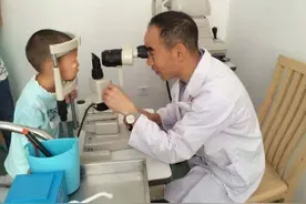 4岁男童眼睛误入生石灰，宝妈用水冲洗惹争议，医生却说：洗得好图片