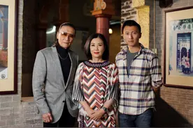 谢霆锋穿夹克，还将领子立起来，搭一条破洞裤相当时髦！图片