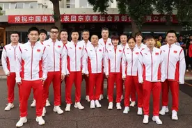 中国乒乓球队出征东京奥运会，旅途并不顺利，刘国梁满头大汗图片