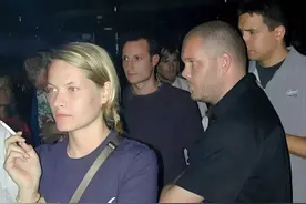酒吧女怀孕，遭毒贩丈夫狠心抛弃，偶遇王子，改过自新，戴上妃冠图片