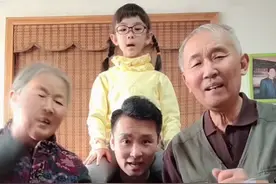 43岁刘和刚晒全家福，祖孙三代长相神复制，却不见小10岁娇妻图片