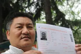 40岁老父亲参加高考，只为教育叛逆的儿子，父亲的成绩让儿子醒悟图片