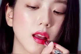 Jisoo再现樱桃唇，小露香肩更加迷人性感，魅力太大了图片