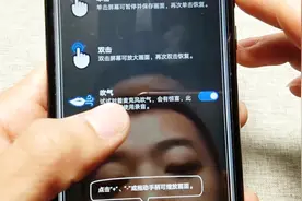 手机也能当镜子使用，还有现实镜子没有的功能，是不是很神奇视频封面