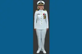 详解美海军女军官的白色礼服，一套军装三种穿法，就看戴什么奖章图片
