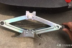 千斤顶到底顶哪个地方才对？很多新手放错了位置，导致侧裙被顶坏图片