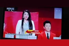 高翊菲担任央视《星光大道》栏目评委图片