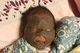 妈妈给娃“敷面膜”，爸爸回来后看懵了，网友：日常“迷惑行为”图片