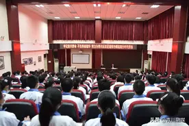 罗云在青川中学作思政课辅导报告图片