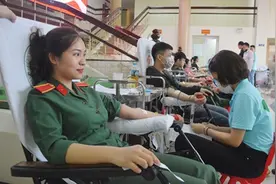 老挝人民军还在用红牌肩章，女少尉献血留长发？她是越南军艺的人图片