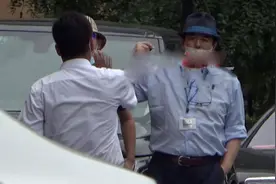 又一老艺术家人设崩塌！乱停车与保安起争执，现场插兜表情不耐烦图片