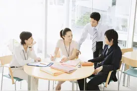 郎咸平：年收入超过百万的家庭，大多从事什么职业？图片