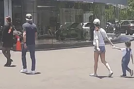 林心如霍建华一家三口罕见同框，女儿小海豚身材高挑和妈妈很像图片