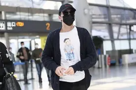 许魏洲卡通白t搭休闲裤，轻松舒适，一路疾驰大长腿霸总既视感图片