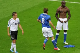 足球经典回顾1：巴洛特利在2012年欧锦赛半决赛中的标志性庆祝图片