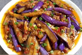 炒茄子要放水吗？教你正确做法，茄子不吸油，鲜嫩爽滑不油腻图片