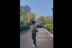 李小璐和说唱歌手pgone相同音乐发布舞蹈视频，公开秀恩爱！图片