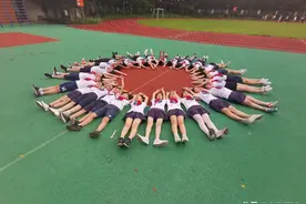 画风太美，快来看杨浦这所小学的创意毕业照图片