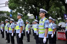 辅警一个月工资2000多，为啥年轻人还抢着干？过来人：傻子才不干图片