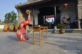 年轻的小伙子表演长嘴壶茶艺，这几个经典动作 必不可少图片