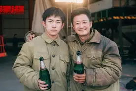 吴京和易烊千玺拍合照，穿军装手握酒瓶，两人差27岁同框似父子图片
