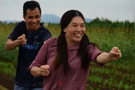 感人！农民夫妻田间跳自创舞，妻子称帮抑郁症丈夫走出阴霾图片