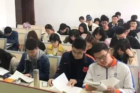 大学生晒“课程表”，原来不同专业差距这么大，旱的旱死涝的涝死图片