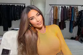 金卡戴珊的性感无人能比！穿一身金黄色，迷你蛇皮纹短裙长度太险图片