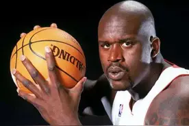 奥尼尔的手简直太大了！手机在手里似麻将 吃鸡腿像在剔牙图片