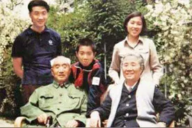 开国少将携妻衣锦还乡，发现童养媳已苦等22年，他的选择让人泪目图片